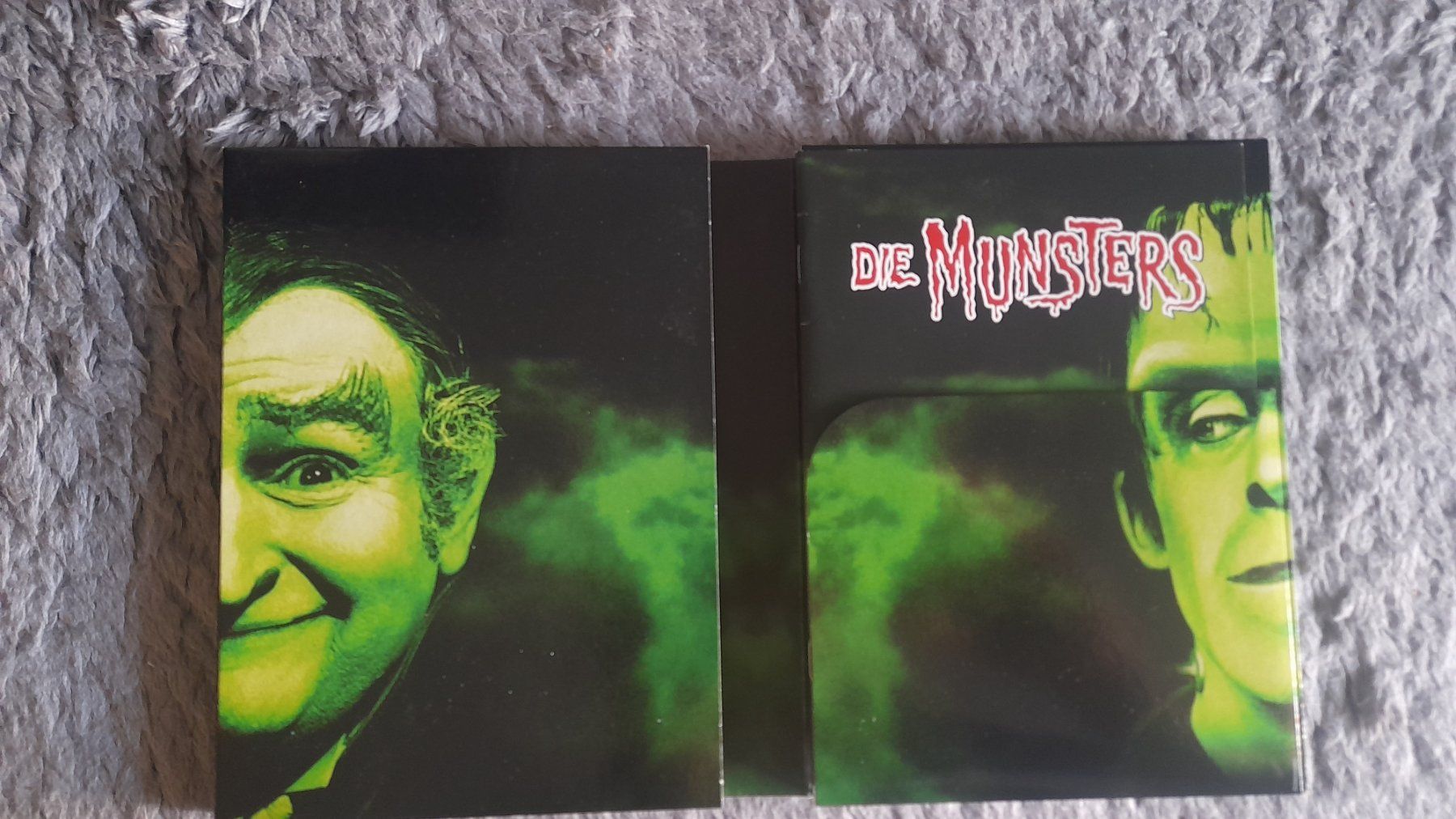 Tutti i DVDs: DIE MUNSTERS  DIE KOMPLETTE ERSTE STAFFEL    DVD – Usato da Wetzikon ZH venduto da Ramones01 3
