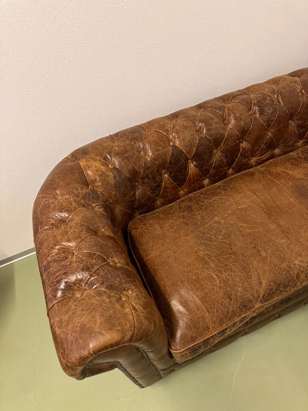 Divani: Chesterfield Echtleder Sofa – Usato da Konolfingen venduto da Bocaboca 5