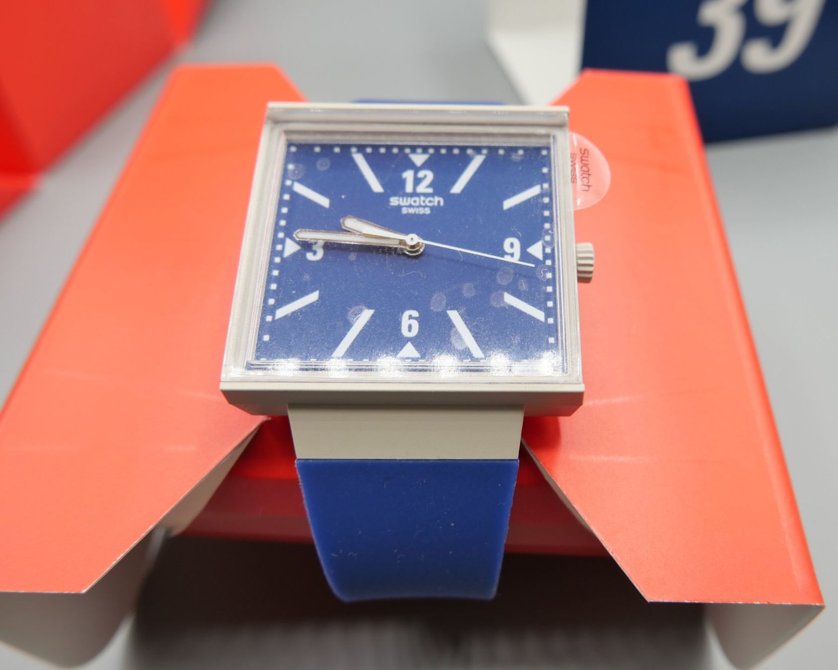 Swatch Orologi: SWATCH WHAT IF...TARIFFS? – Nuovo e nell'imballaggio originale da Nyon venduto da WHTF