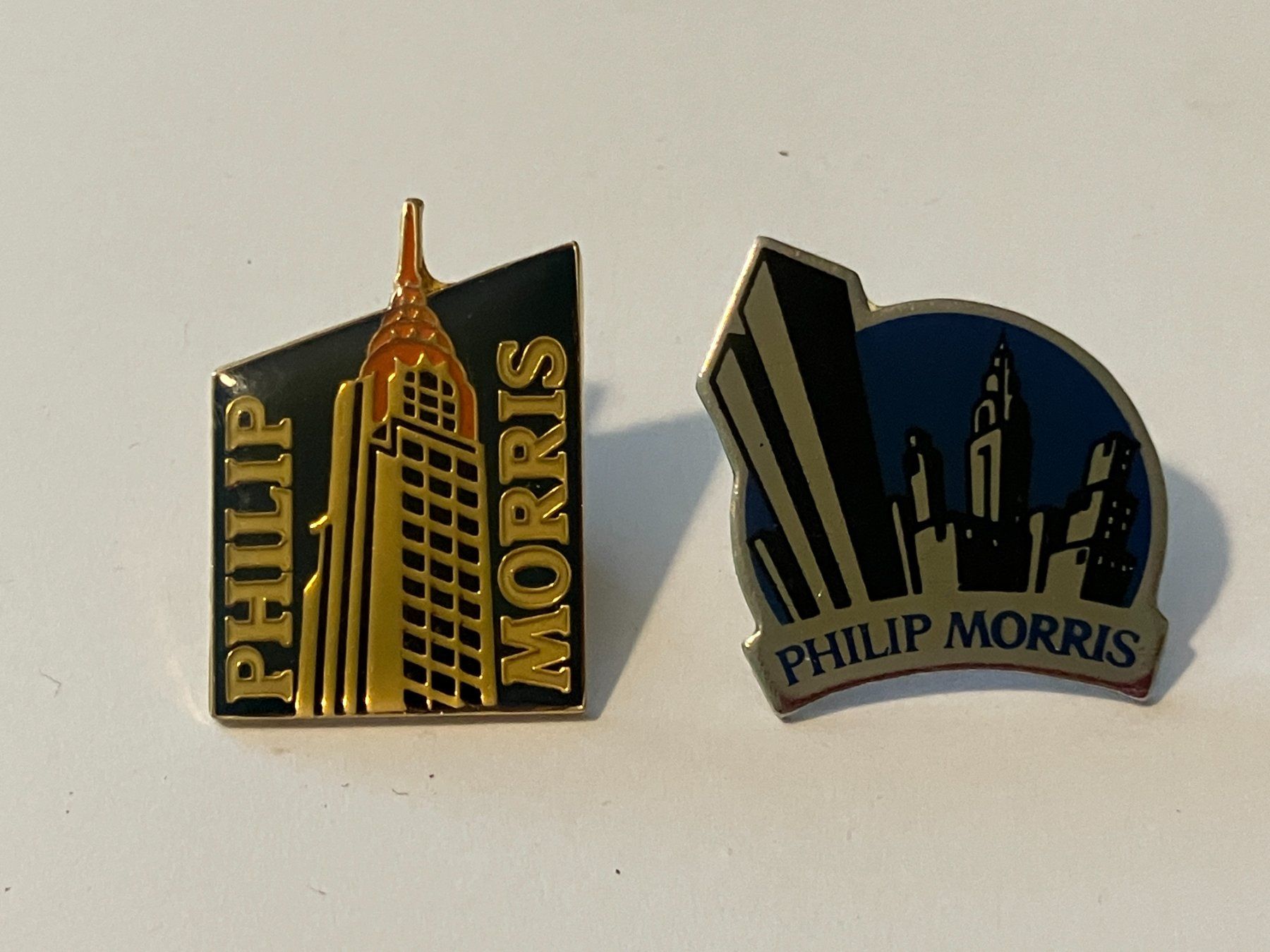 Plaketten & Abzeichen: 2 Pin Philip Morris Zigaretten – Gebraucht aus Basel von djwwpp