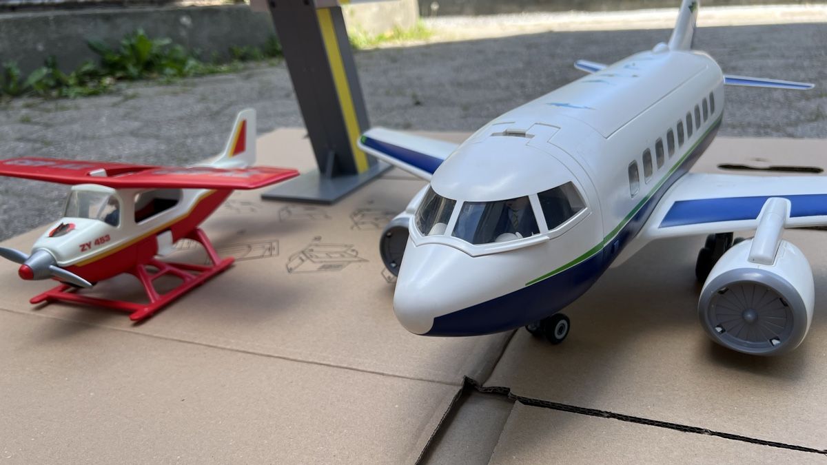 Playmobil Spielzeuge: Playmobil Flugzeuge mit Tower  – Gebraucht aus Wohlen AG von Grisu_4 1