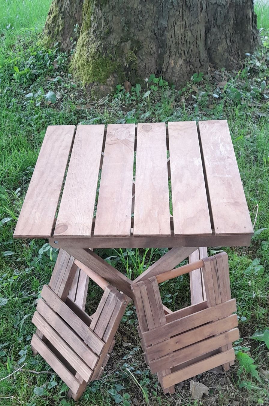 Tavoli: Holz Gartentisch Klappbar mit 2 Hockern – Usato da Villmergen venduto da BRUMA57 1