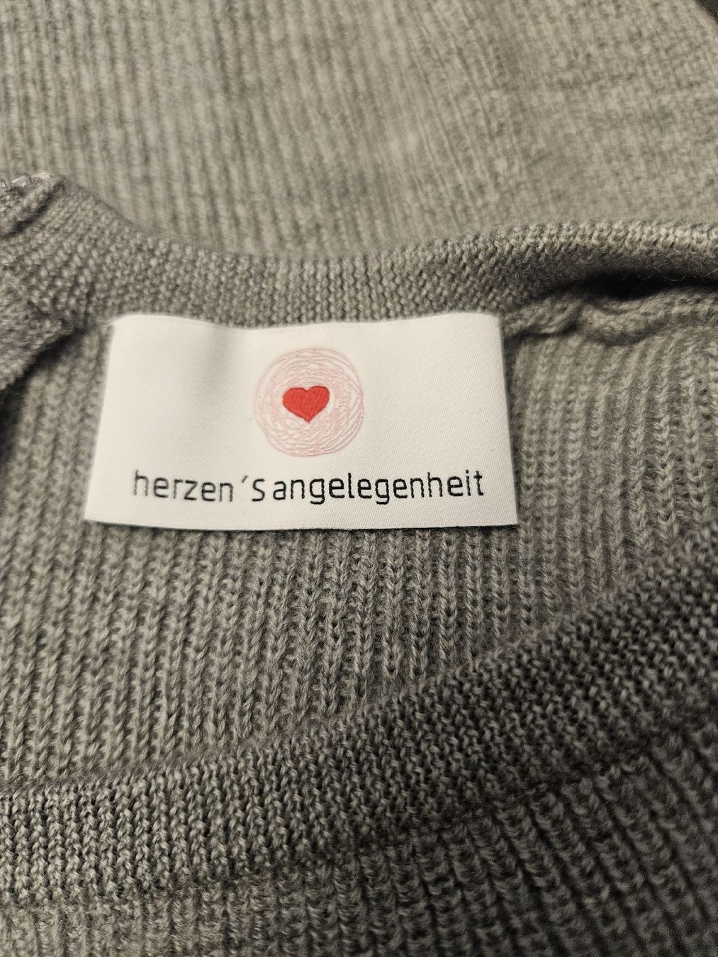 Maglioni & Felpe: schöner Pullover, Herzensangelegenheit – Usato da Wiesendangen venduto da Sinhuk 3