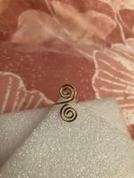 Eleganter, goldfarbener Spiralenring, 2.25cm lang