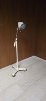lampe ancienne médicale sur roulettes