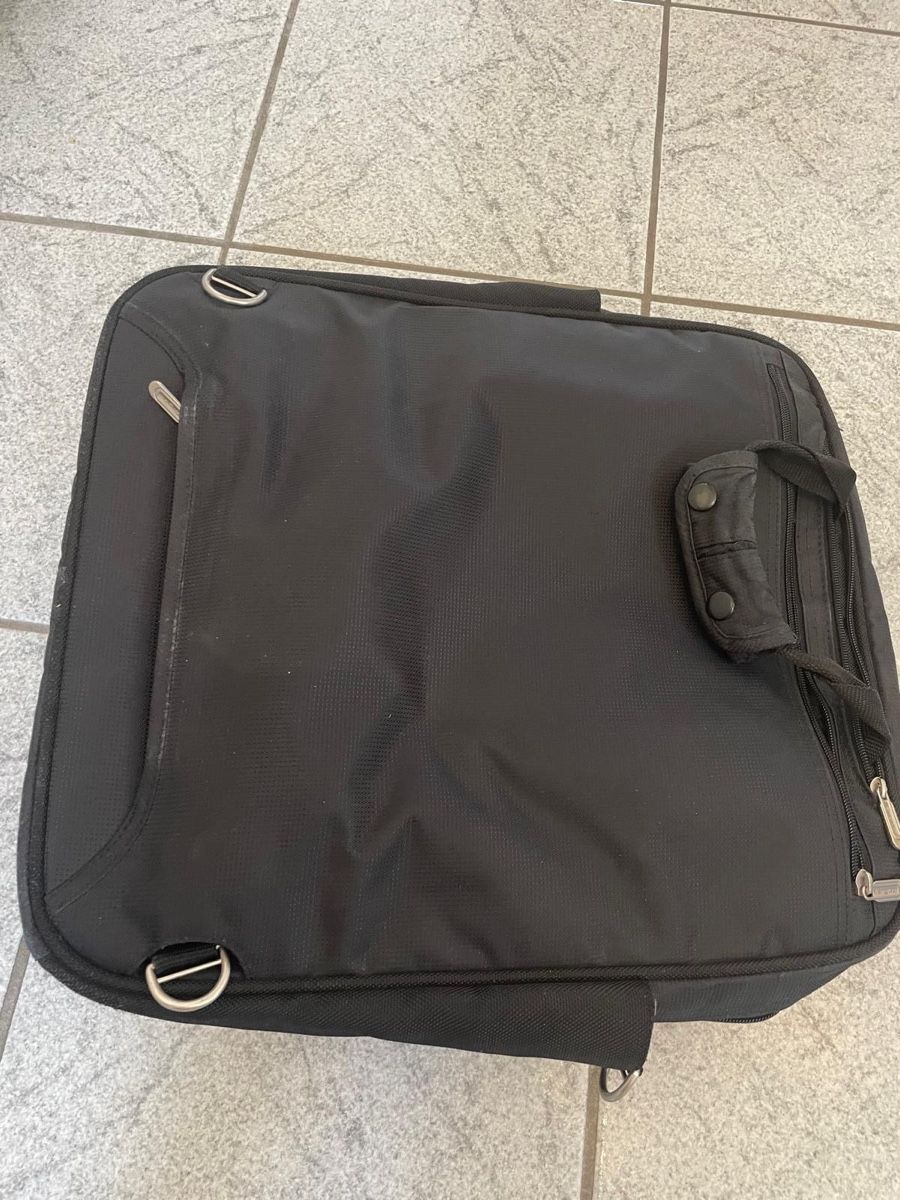 Targus Zaini: Targus Laptop Rucksack / Umhängetasche schwarz – Usato da Basel venduto da Ch2005 2