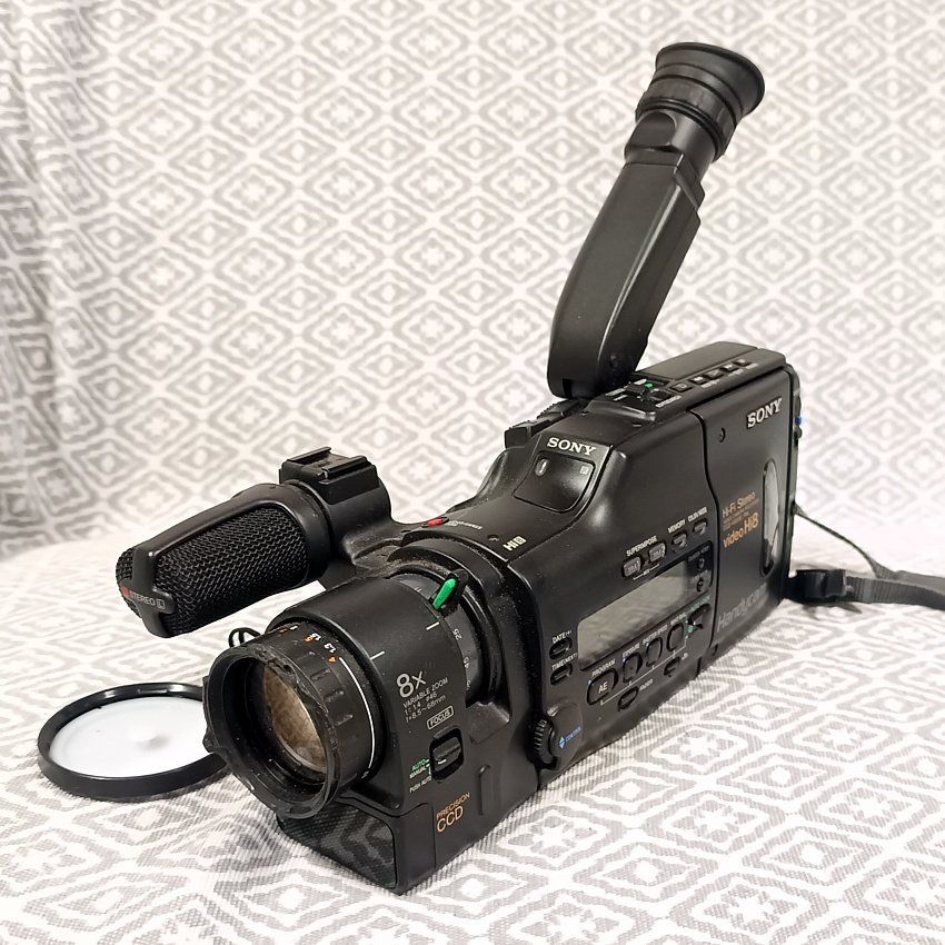 Sony Videocamere: Sony Videokamera VideoHI8 CCD-V701E – Difettoso da Münsingen venduto da The_1483