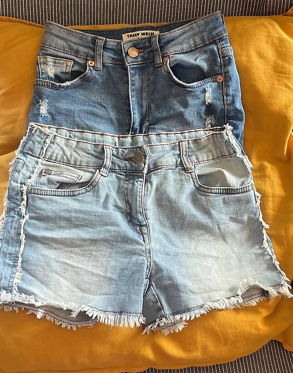 Tally Weijl Pantaloni: 2 Hotpants Jeans Gr. 158/ Size 32 – Usato da Urdorf venduto da Resumasa
