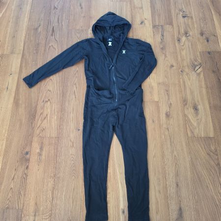 OnePiece Jumpsuit schwarz mit Kapuze gr S wie neu