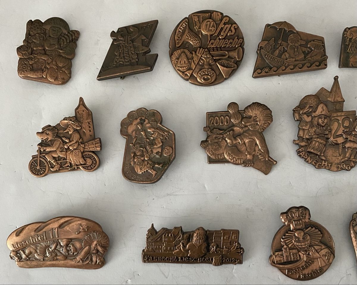 Placchette & Badge: Sammlung Fasnachtsplaketten Liestal – Nuovo (secondo la descrizione) da Allschwil venduto da Deal_Tiger99 1