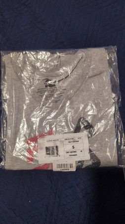 T-shirt FILA grigia con logo multicolore – nuova 