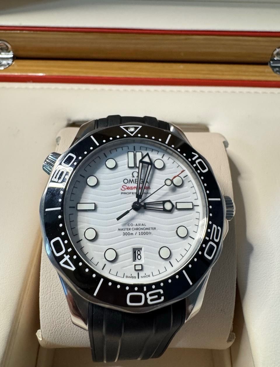 Omega Orologi: Omega Seamaster Diver 300m White Dial – Usato da Lausanne venduto da Afaq