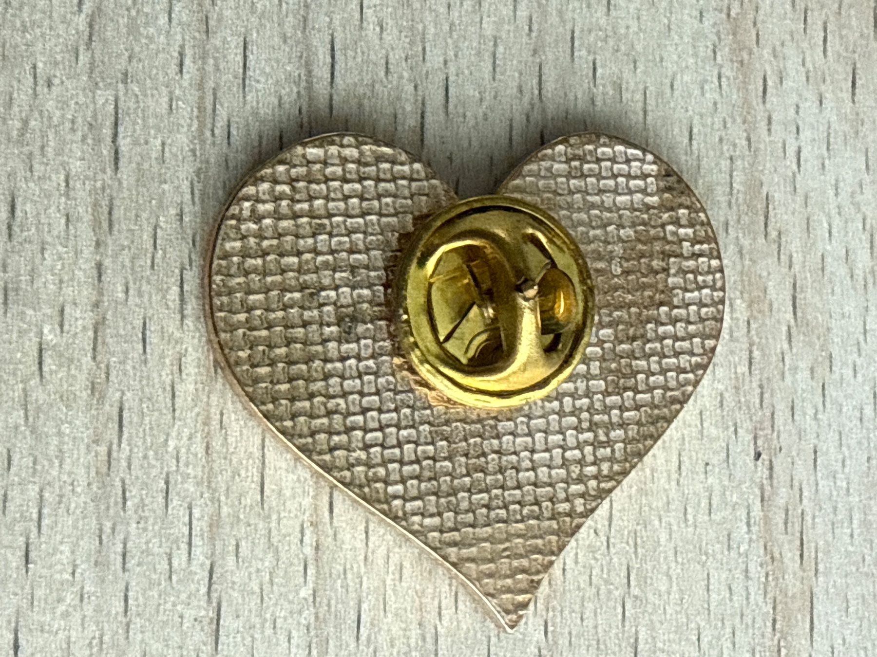 Placchette & Badge: Pin Herz Regenbogenfarben – Usato da Glattbrugg venduto da Schweigmatt 1