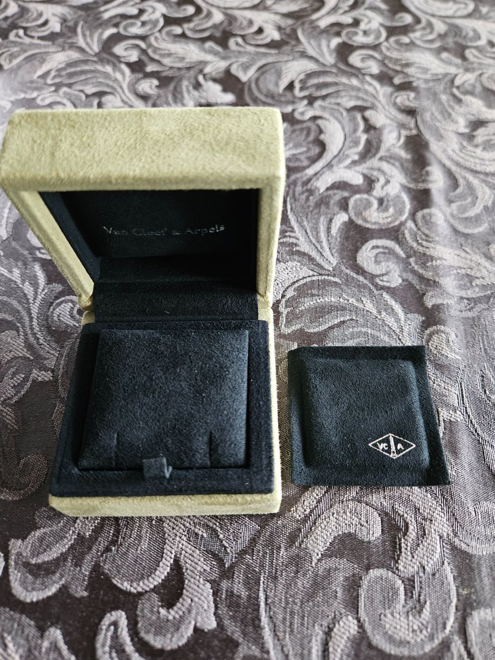 Catenine: Van Cleef Arpels Schmuck Collier Böxli a. feinstem Wildleder – Usato da Chêne-Bourg venduto da jarry1 1