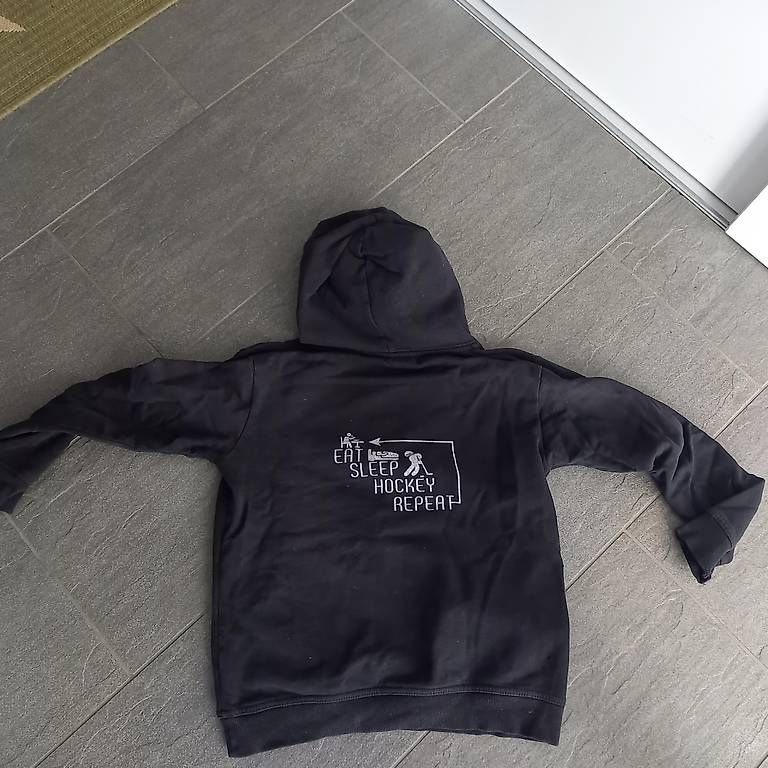 Pullover & Sweatshirts: Für Eishockey-Fans – Gebraucht aus Wilderswil von jcpbrink