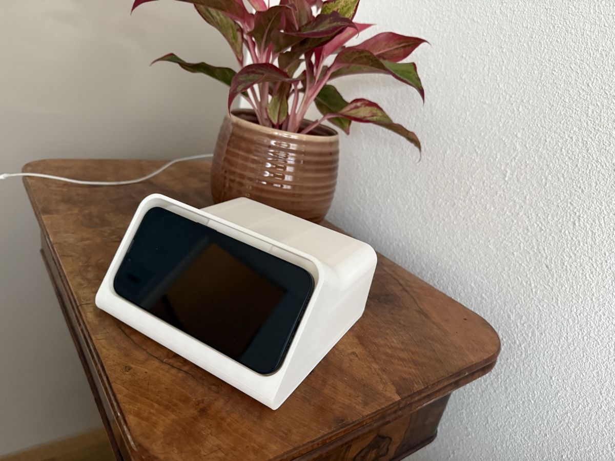 Docking station: Stand Charger Stand iPhone 14 pro 3D print Dock MagSafe – Usato da Niederweningen venduto da rimicanardo 1
