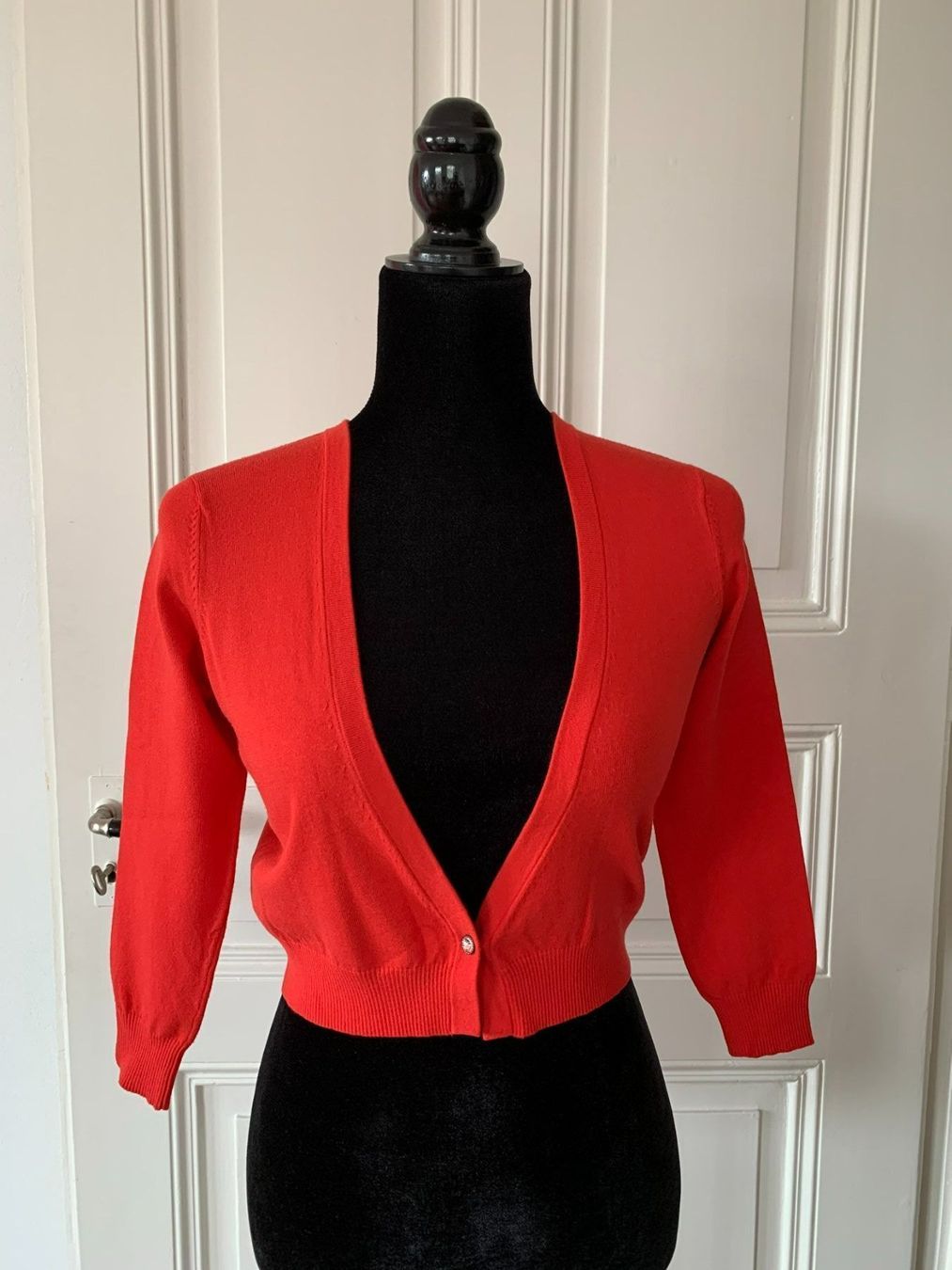 Max Mara Giacche: MAXMARA: Edles rotes Jäcklein mit Glitzerstein-Verschluss, S – Nuovo (secondo la descrizione) da Luzern venduto da paulablue 2