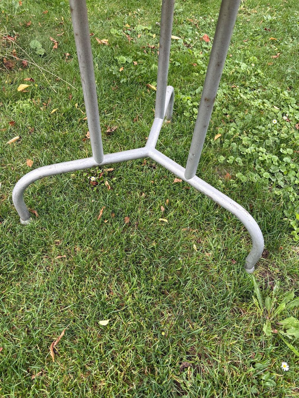 Tische: Runder alter Gartentisch aus Metall – Gebraucht aus Winterthur von reg_ld2g 1