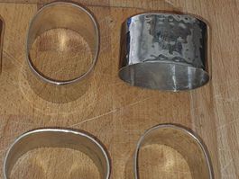 4, Serviettenringe, silberne Serviettenhalter, geschlagen