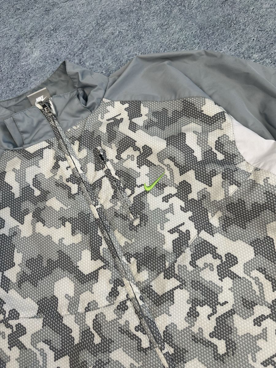 Nike Vestes: Nike Jacke Grau/Weiss Muster. – D'occasion à Luzern par 041Vintage 1