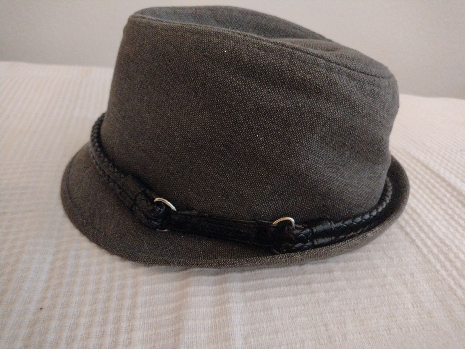 Calvin Klein Copricapi, berretti & cappellini: Calvin Klein Stylish Hat, Dark Grey – Nuovo (secondo la descrizione) da Zürich venduto da cat_9cvz