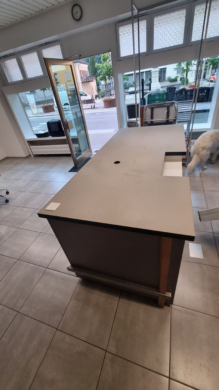 Allestimento di negozi e stand fieristici: bancone da negozio – Usato da Airolo venduto da ryangobbi 3