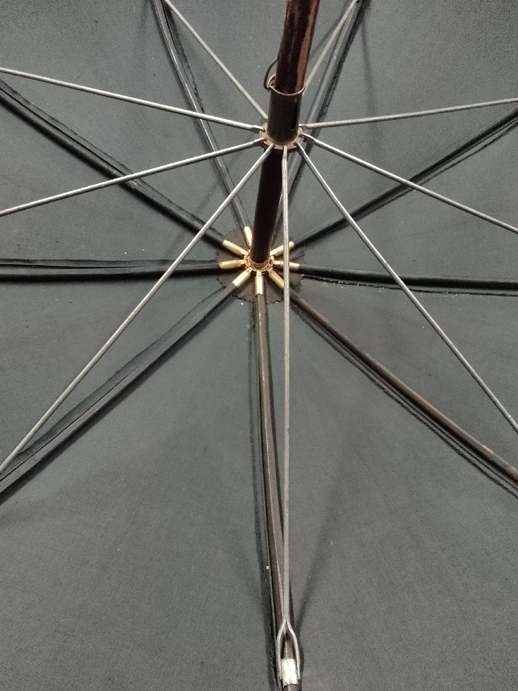 Ombrelli: Regenschirm schwarz mit Holzgriff, alt – Usato da Trubschachen venduto da Caddy8 3