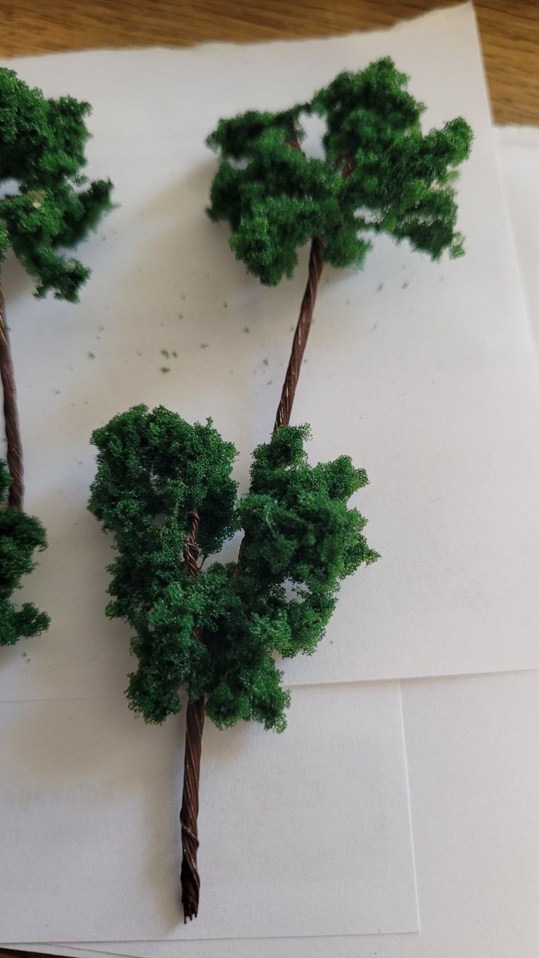 Modellini di ferrovie: 5 très jolis arbres foncés – Nuovo e nell'imballaggio originale da Saxon venduto da Sebdem 2