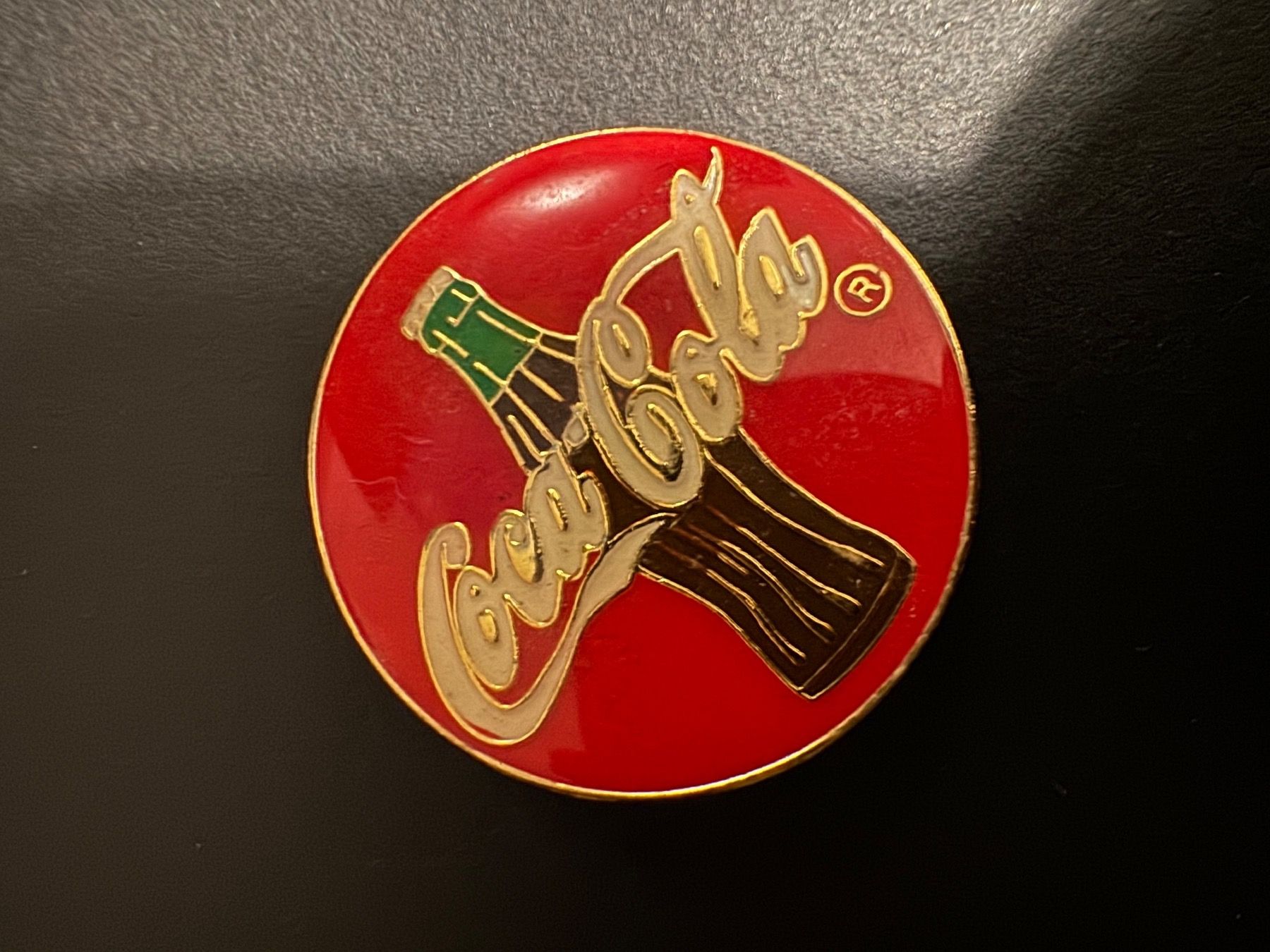 Plaketten & Abzeichen: Pin Coca Cola signiert hinten Copyright – Gebraucht aus Galgenen von rub_f6kh