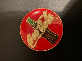 Pin Coca Cola signiert hinten Copyright