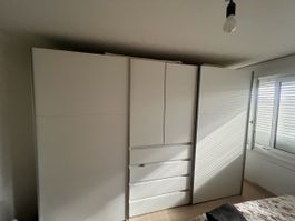 Armadio grande bianco con ante battenti e cassetti
