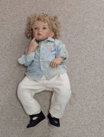 2 grosse Puppen mit Kleidern, Top Zustand