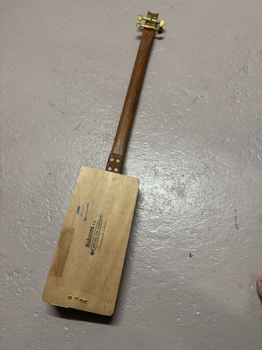 Instruments de musique: Cigarrenbox Guitarre – D'occasion à Uetendorf par mida04 1