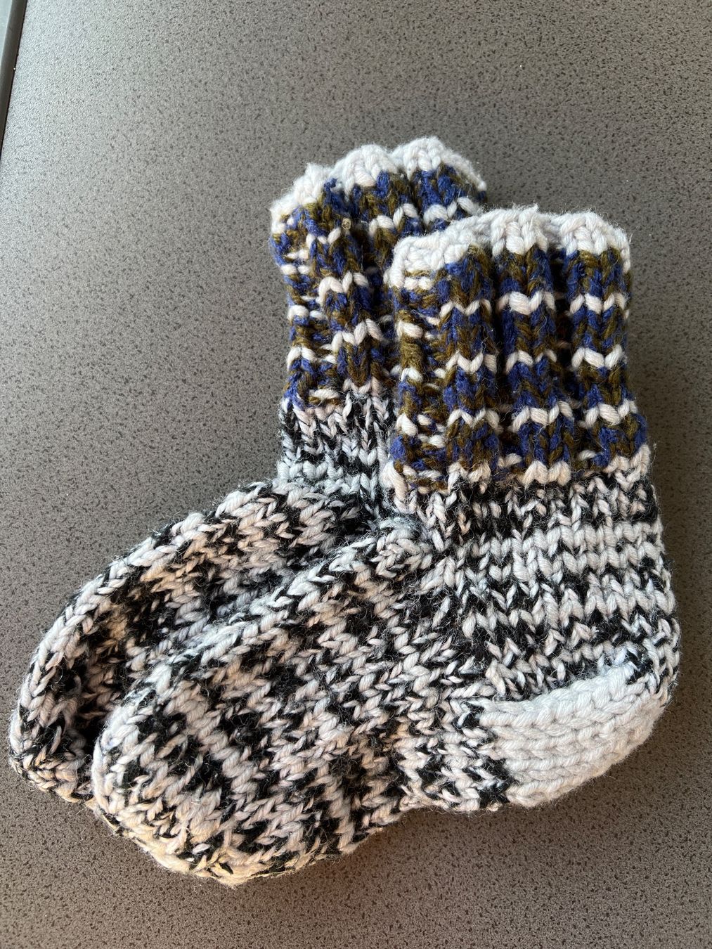 Chaussettes enfants: Handgestrickte Socken  Wolle gemustert neu – D'occasion à Winkel par Tilivika