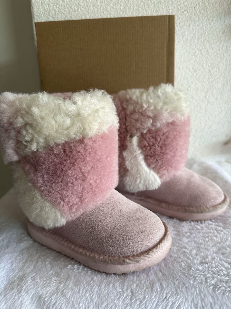 Ugg Scarpe per ragazze: UGG Boots Classic Short Patchwork Fluff Grösse 25 rosa🎀 – Usato da Safenwil venduto da Whoopie1 1