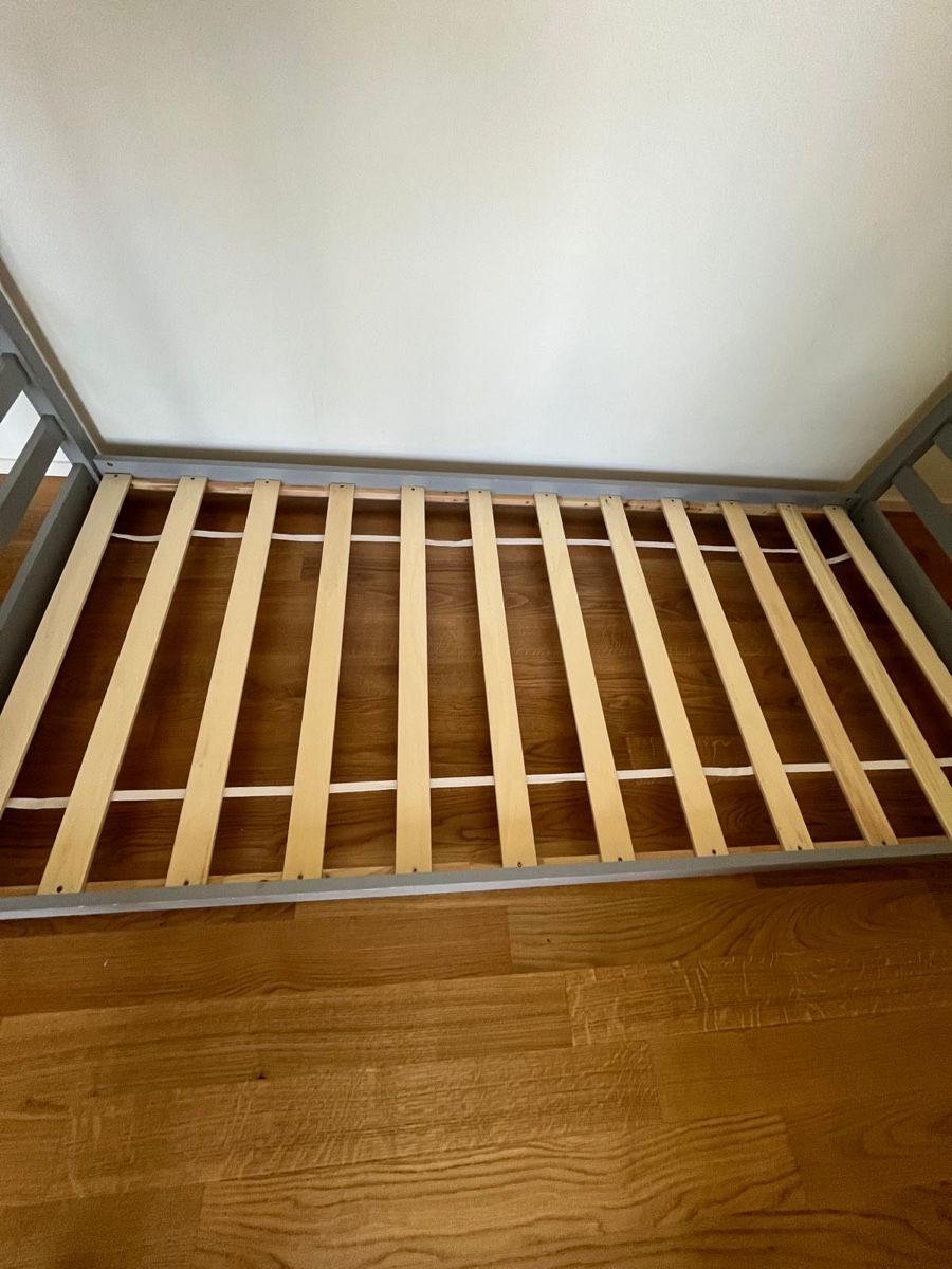Letti: Low Montessori house bed, solid wood  – Usato da Zürich venduto da Ioana.b 4