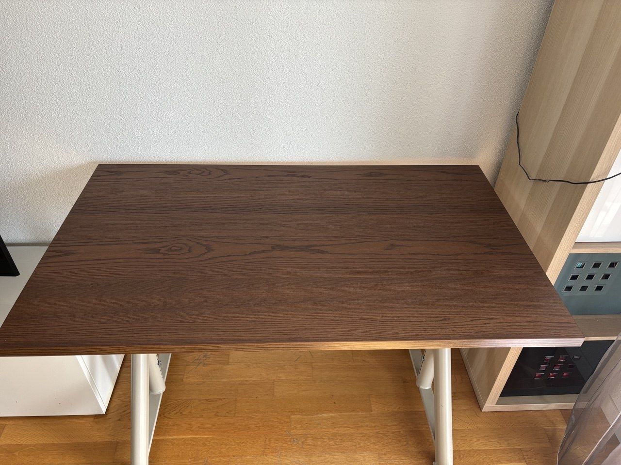 Scrivanie: IKEA Table (Mamually Height Adjustable, Brown Wood Finish) – Usato da Adliswil venduto da EvgenyR 1