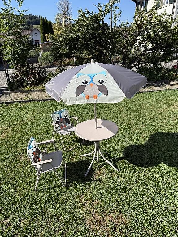 Set di tavolo e panche: 2 Kinder Klappstühle, Tisch und Schirmchen – Usato da Baeretswil venduto da boxer33