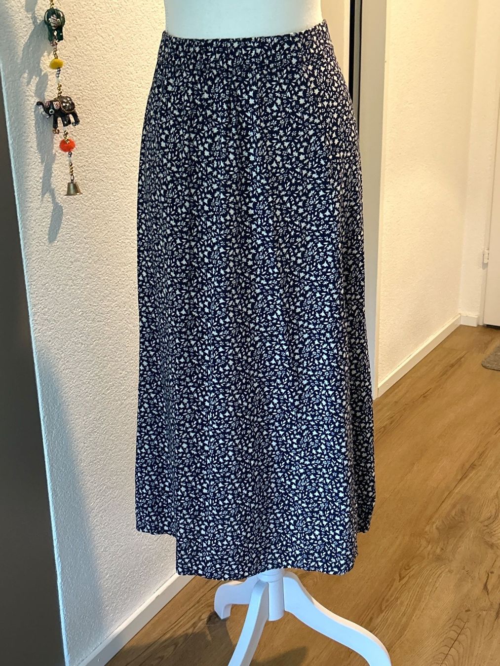 C&A Jupes: Maxi Rock dunkelblau Blumenmuster von C&A – D'occasion à Brunnen par Nala2929