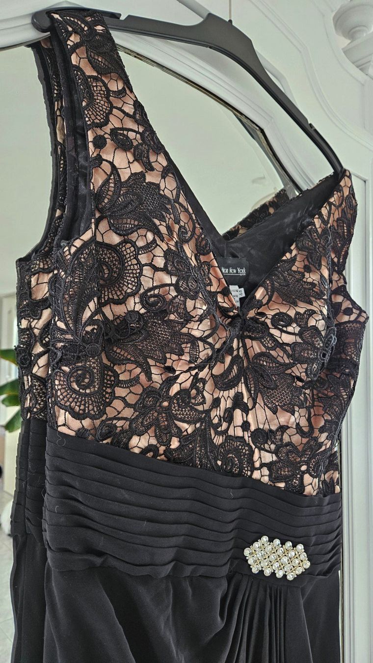 Kleider: Schwarzes Abendkleid mit Spitze, Grösse 40, neuwertig – Gebraucht aus Gossau ZH von fashiontwo 6