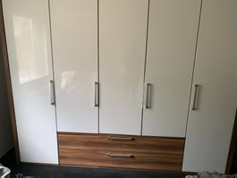 Grosser Kleiderschrank, weiss/braun, muss weg!