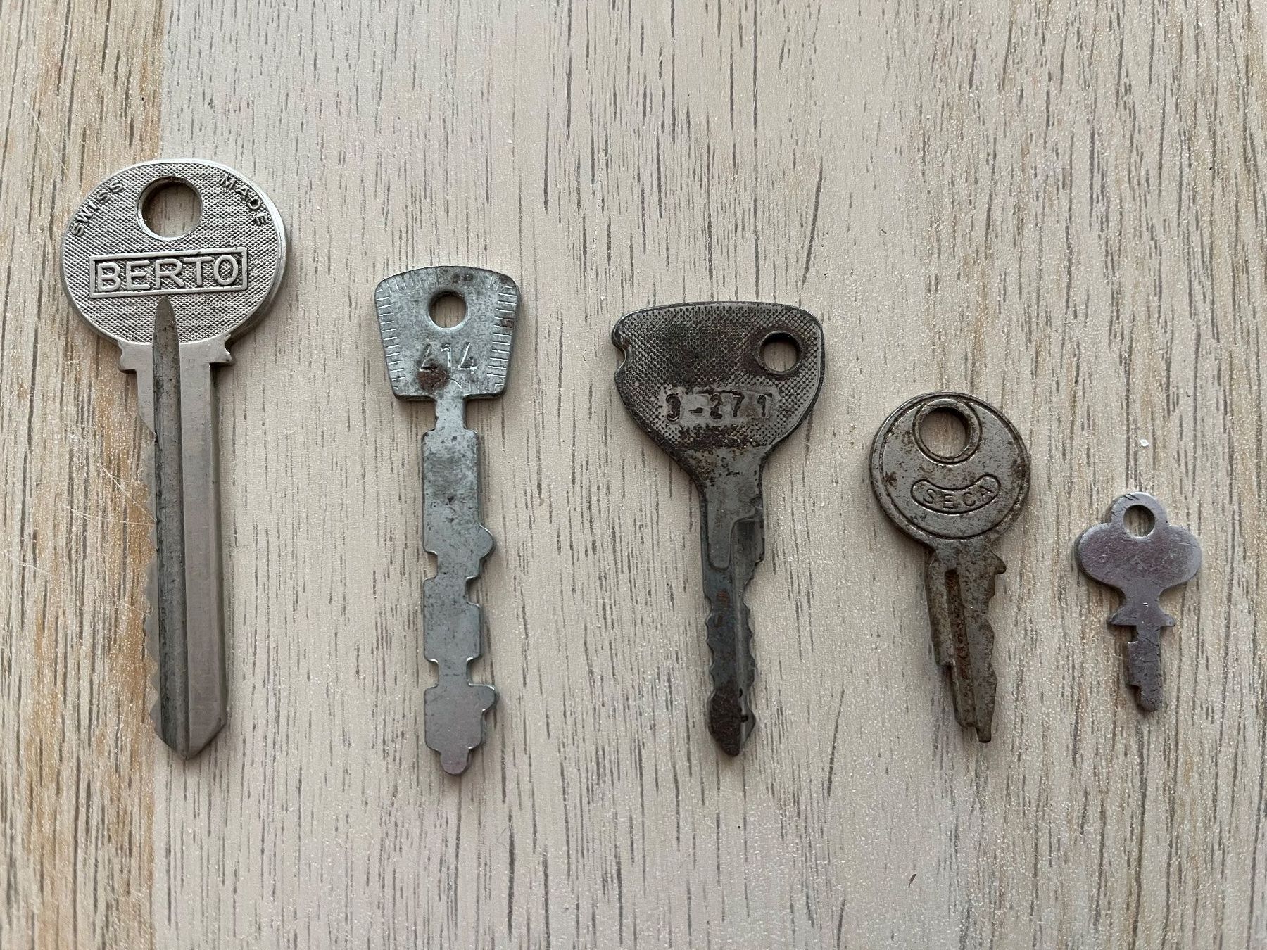 Clés: 5 kleine, alte Schlüssel – D'occasion à Flumenthal par Fetthenne