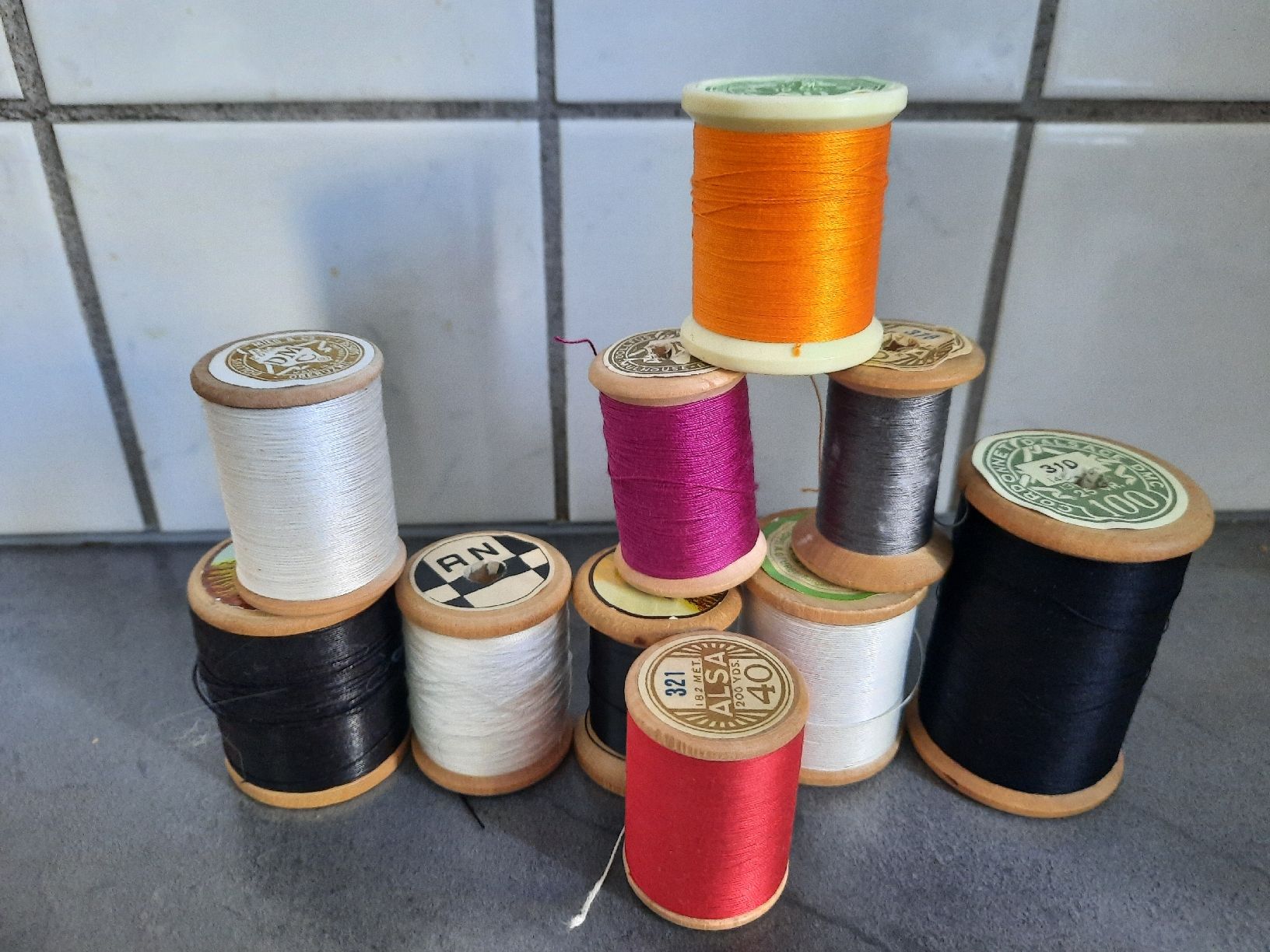 Boîte De Rangement Pour Bobines De Fil à Coudre Avec Cadre Pliable En Bois - Organisateur De Fil à Broder - Support De Tricot (A, 60 Bobines