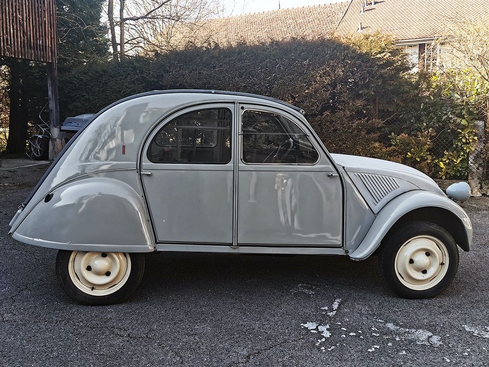 Citroën 2CV A de 1954 (375 cm3) en cours de restauration.