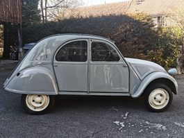 Citroën 2CV A de 1954 (375 cm3) en cours de restauration.