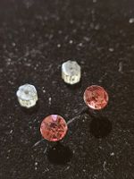 Ohrstecker mit rosa Steinen in Metall gefasst