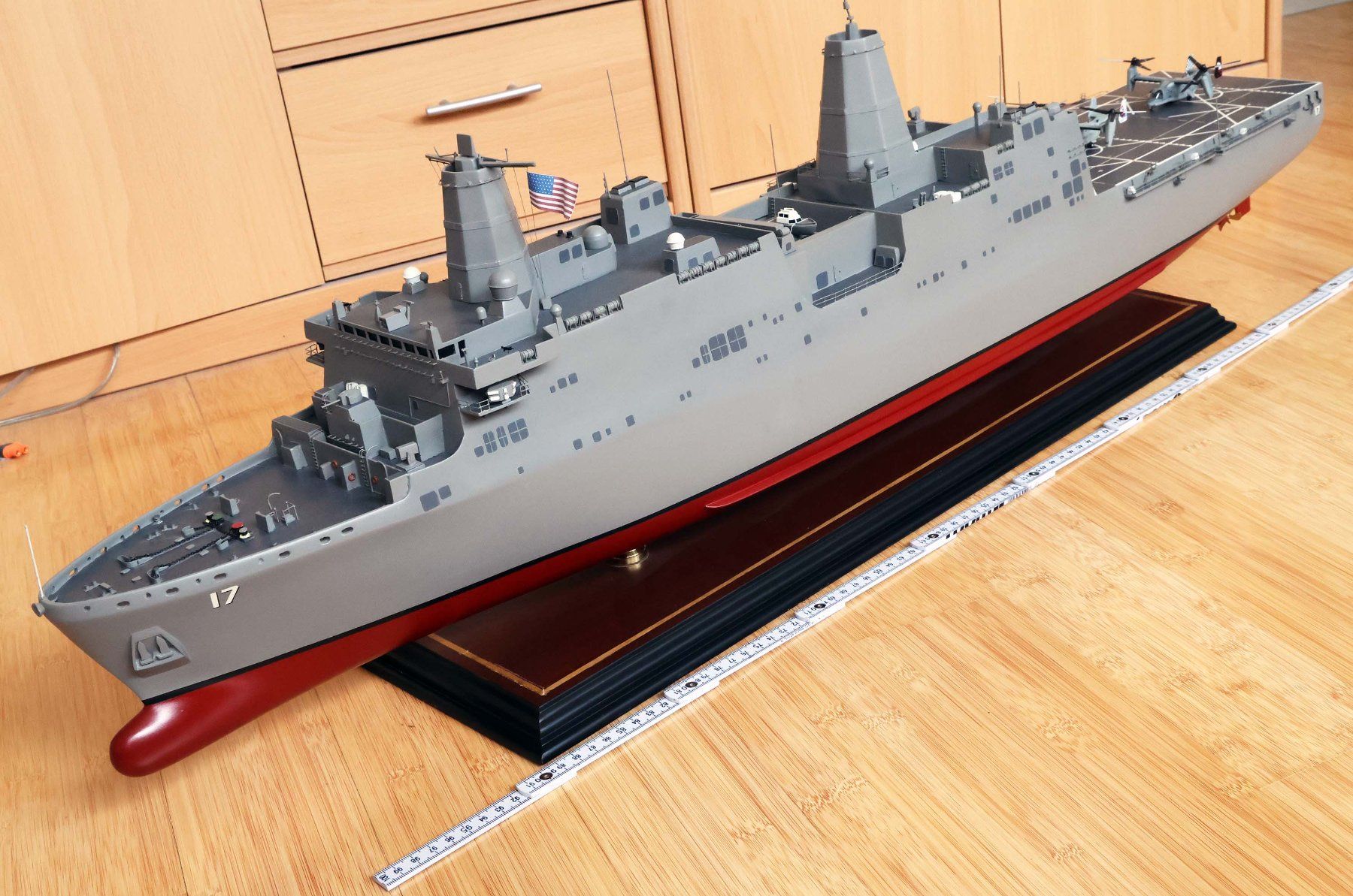 Kit di modellismo & Modellini statici: Schiffsmodell der USS San Antonio (1/200) – Usato da Frick venduto da TOMAPO