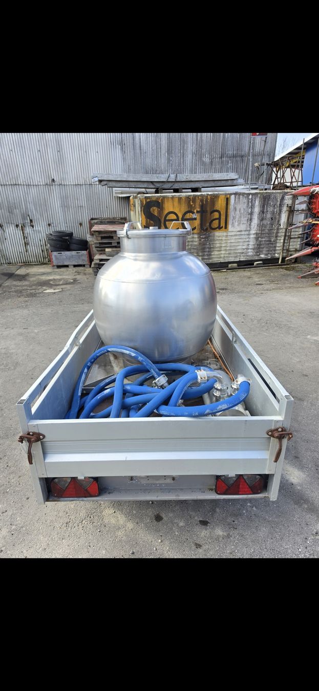 Tecnica di mungitura: Milchtank mit Anhänger und Pumpe  – Usato da Bösingen venduto da lauda-lauda 1