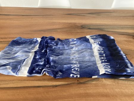 Blauer Street One Schal mit Muster & Spruch