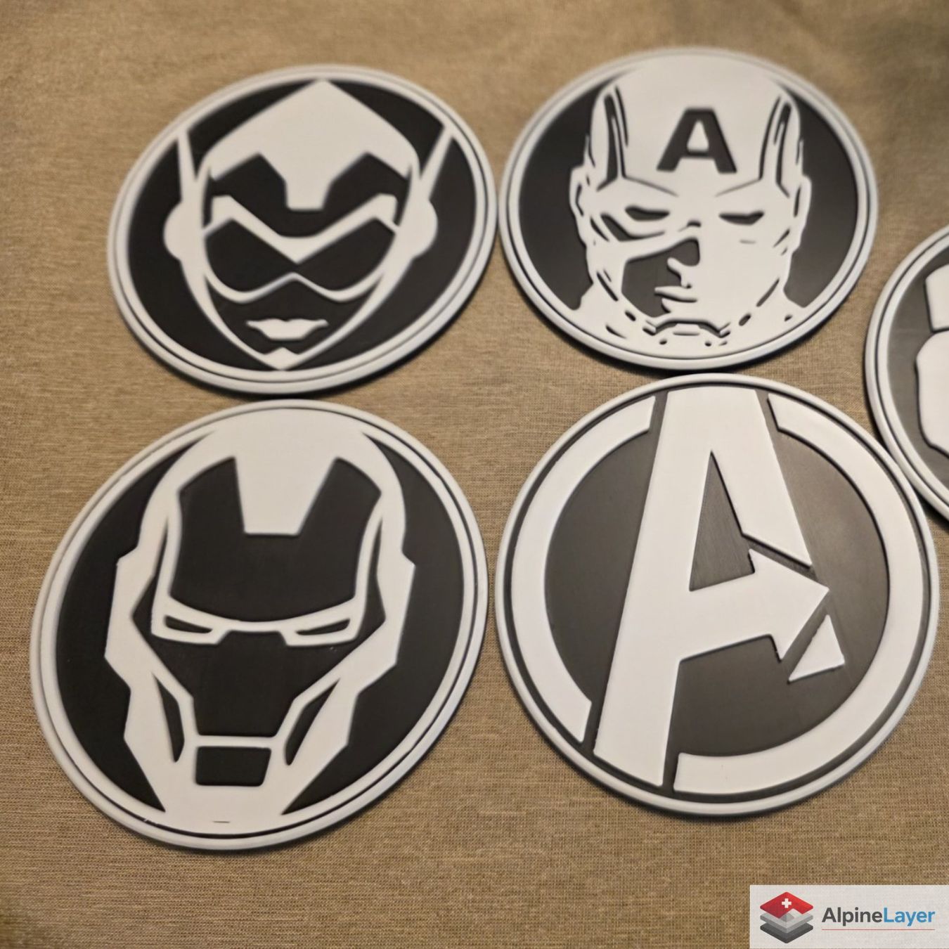 Sottobicchieri: Marvel Avengers Premium Coaster Set with Holder 3D Printed – Nuovo (secondo la descrizione) da Losone venduto da AlpineLayer 3